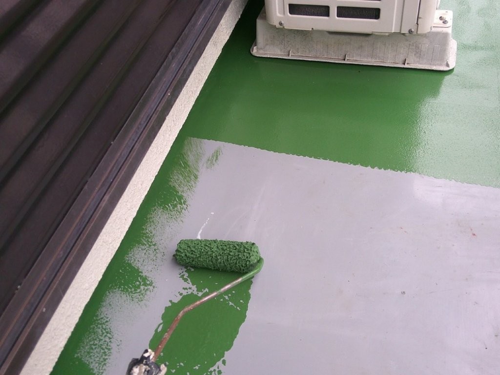 床面の中塗り施工