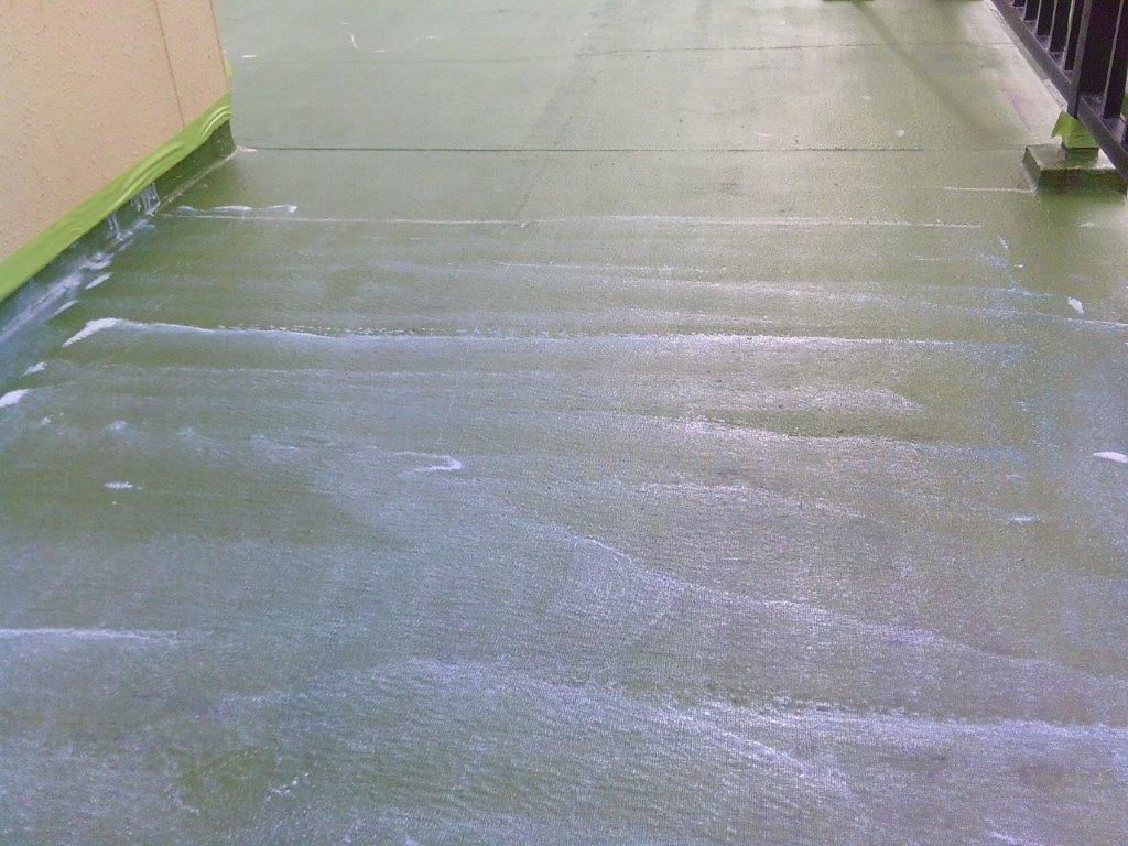 沼津市でベランダ床と陸屋根の防水工事！「緩衝シート」と湿気対策の要「脱気筒」設置作業