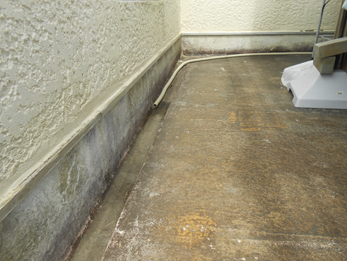沼津市 ＦＲＰ防水層のベランダから階下の部屋の天井に雨漏り